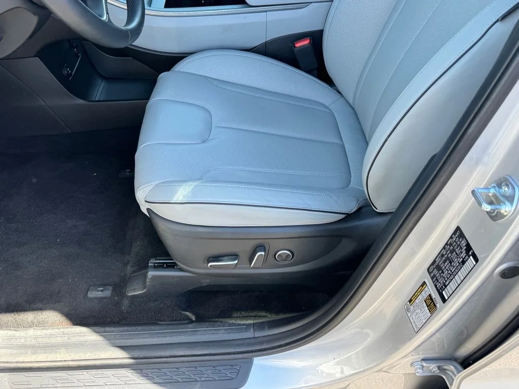 Used 2025 Silver Hyundai SEL image 8