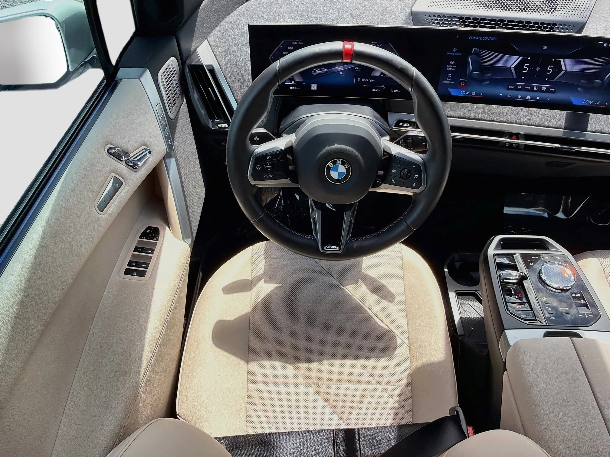 2025 BMW iX M60 - Photo 18