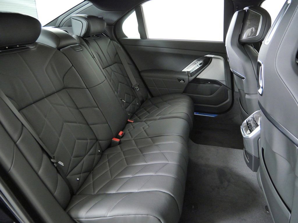 New 2026 Carbon Black Metallic BMW xDrive60 image 27