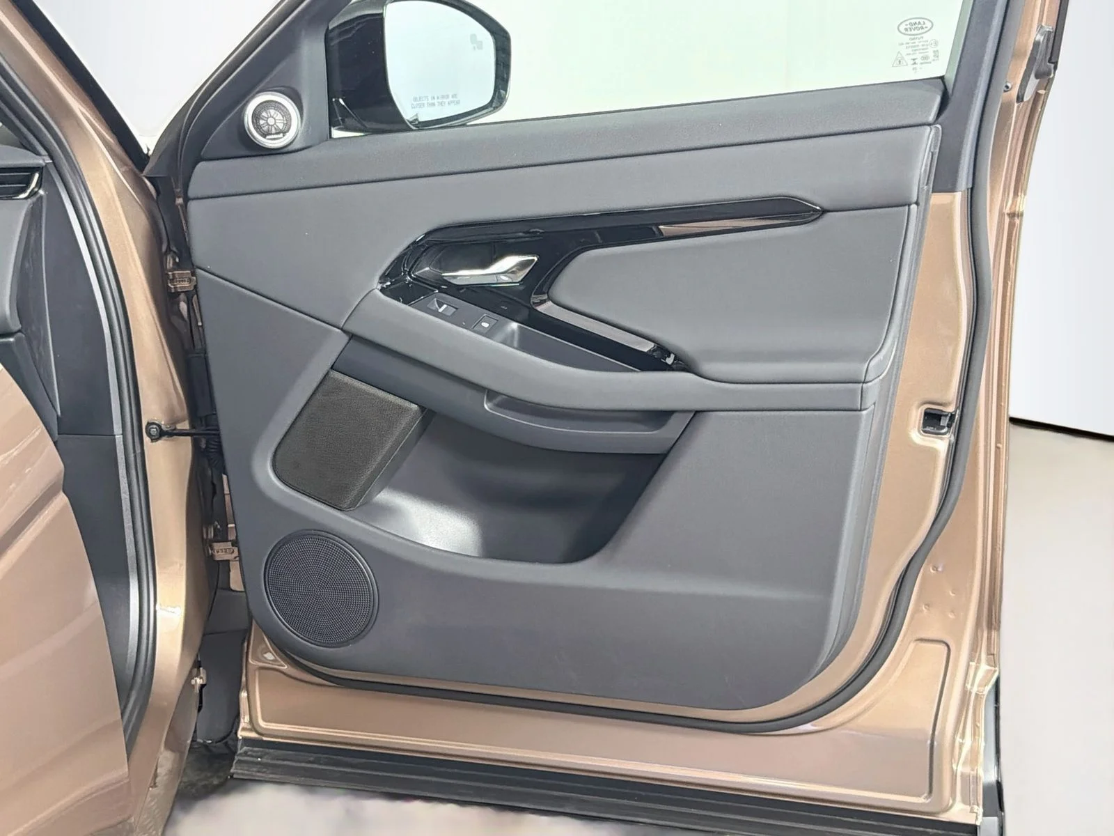New 2026 Corinthian Bron Land Rover Hoxton Edition image 32