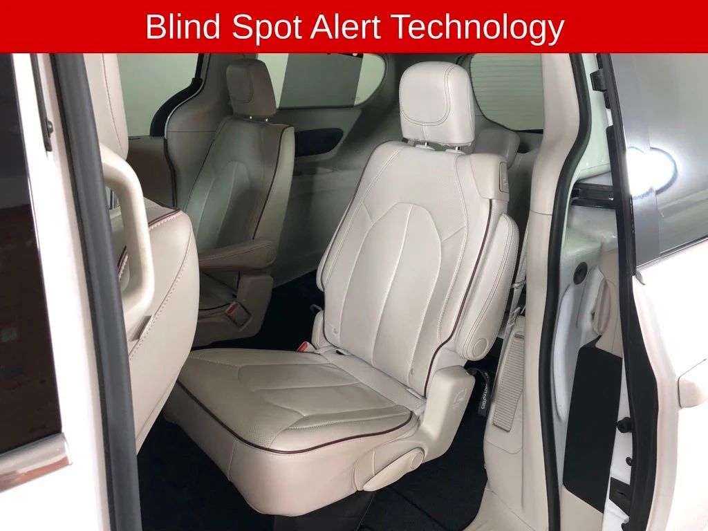 Used 2018 Bright White Clearcoat Chrysler Limited image 13