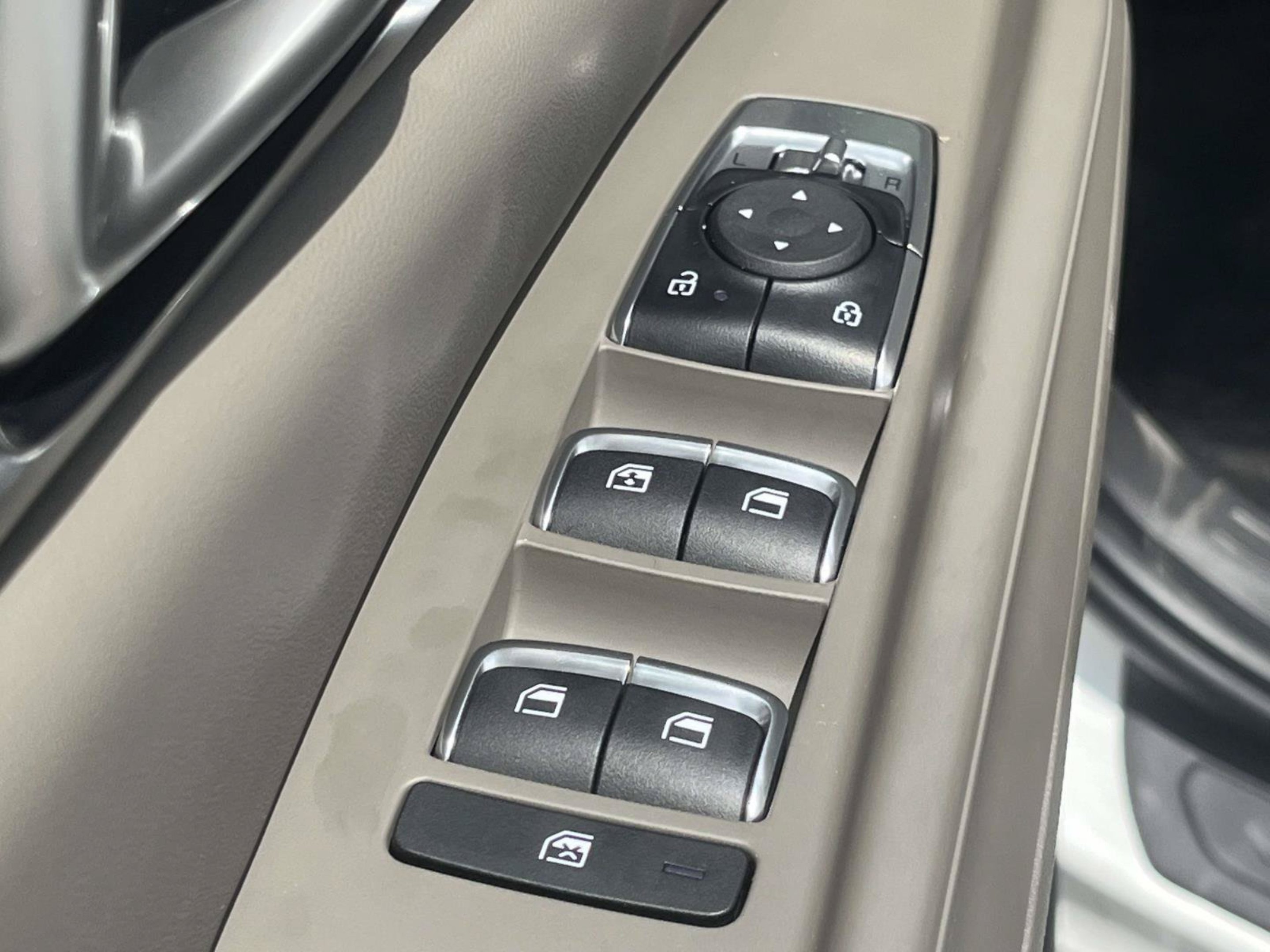 New 2026 Snow White Pearl Kia LXS image 21
