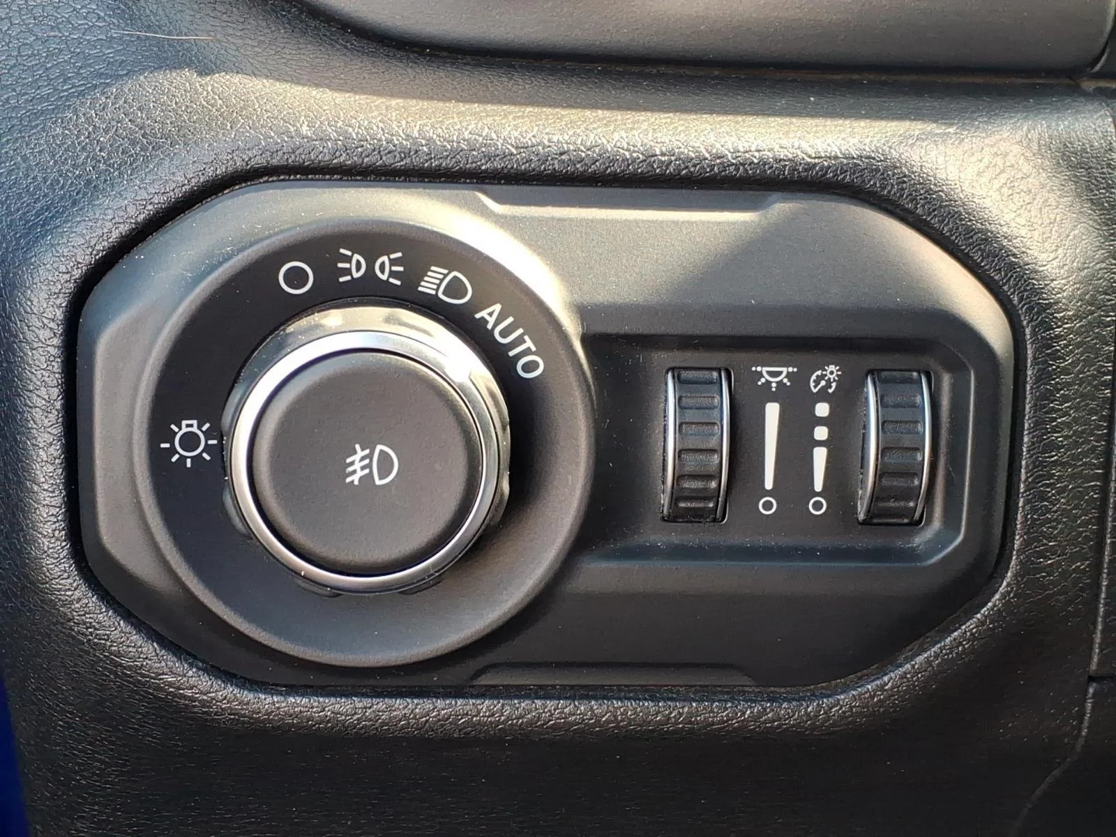 Used 2018 Ocean Blue Metallic Clearcoat Jeep Sahara image 18