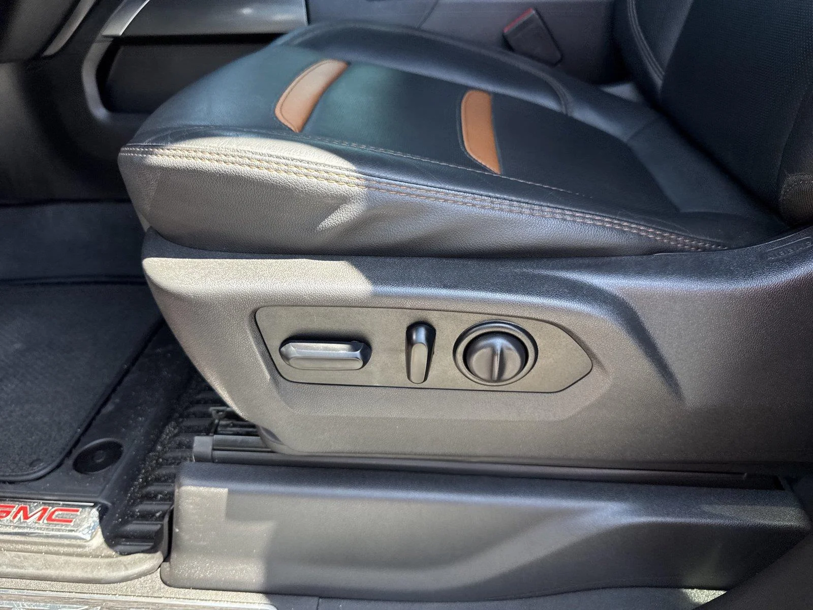 Used 2022 CAYENNE RED TINTCOAT GMC AT4 image 12