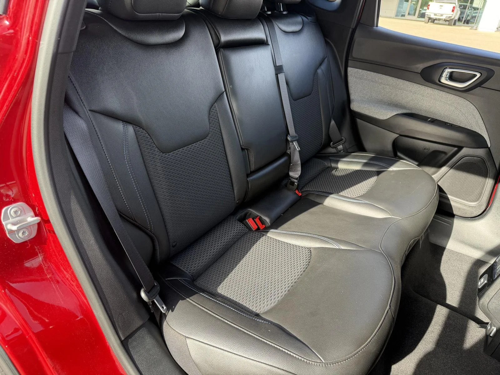 Used 2025 Red Hot Pearlcoat Jeep Latitude image 19