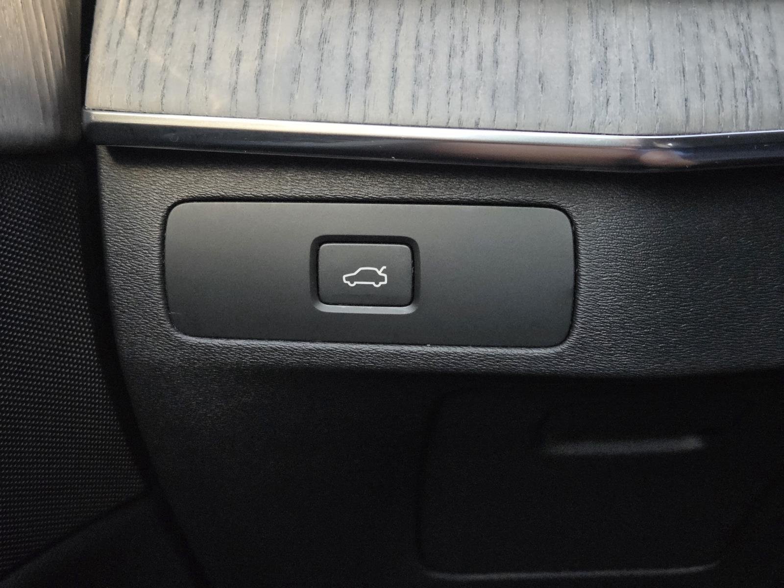 Used 2023 Onyx Black Metallic Volvo Ultimate image 25