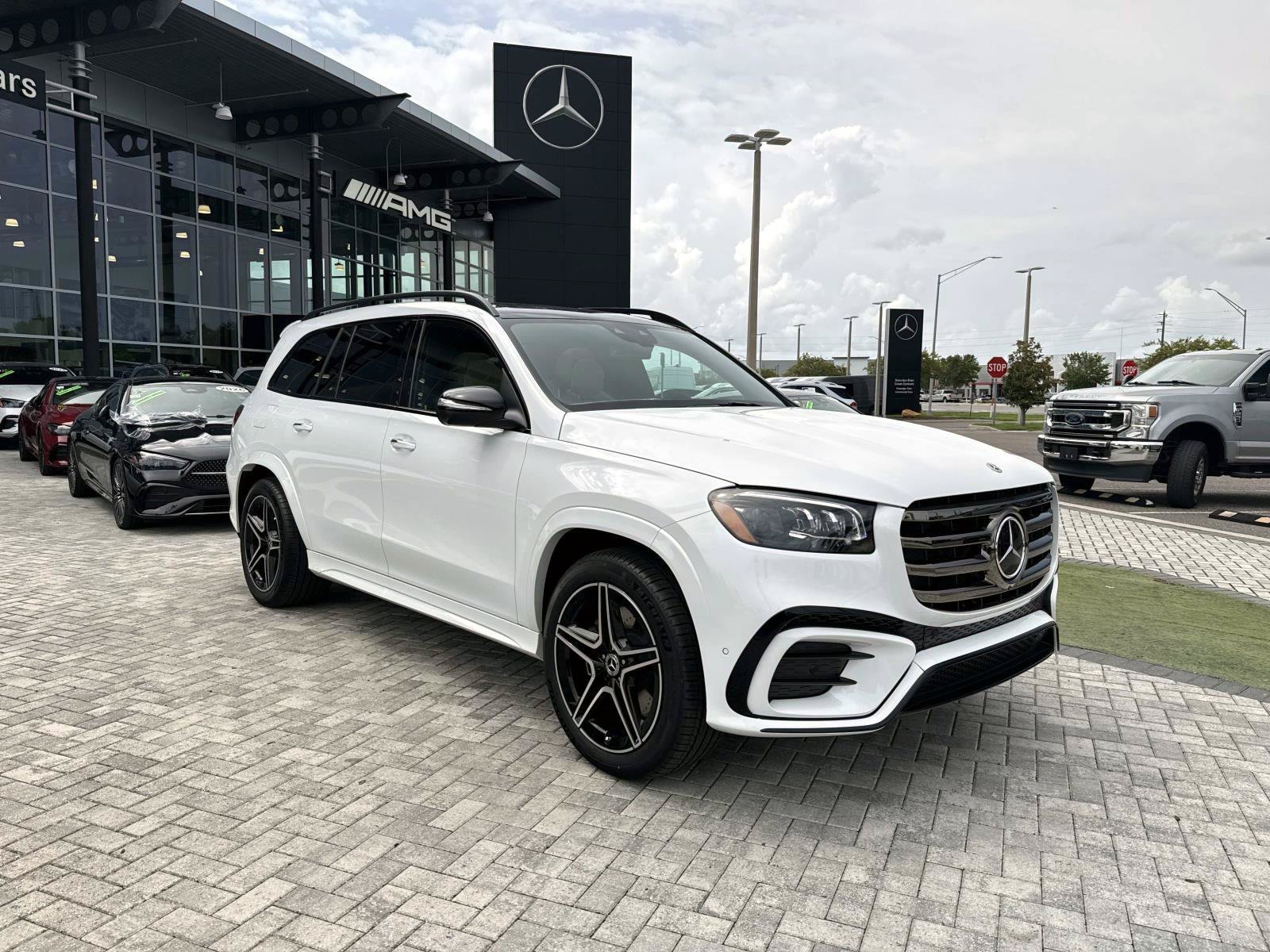 New 2026 Moonlight White Mercedes-Benz 450 4MATIC® SUV image 7