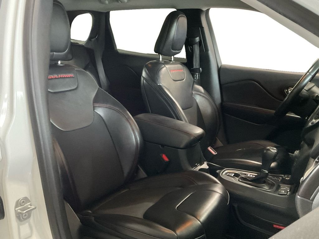 Used 2019 White Jeep Trailhawk image 27