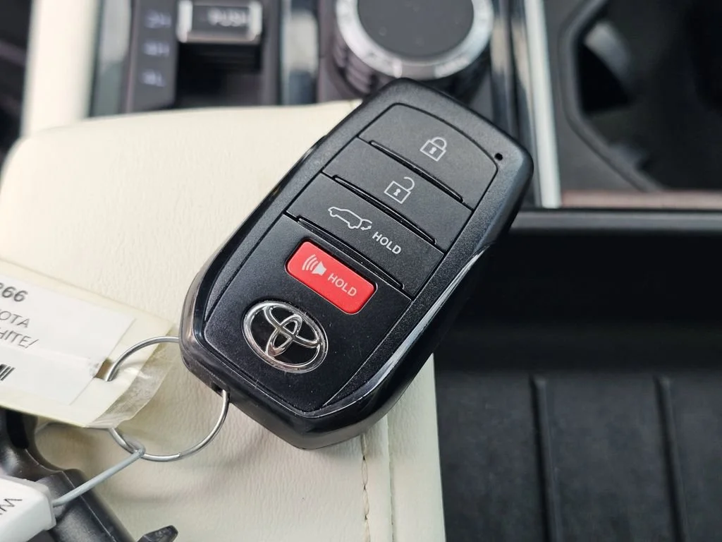 Used 2024  Toyota SR5 image 33