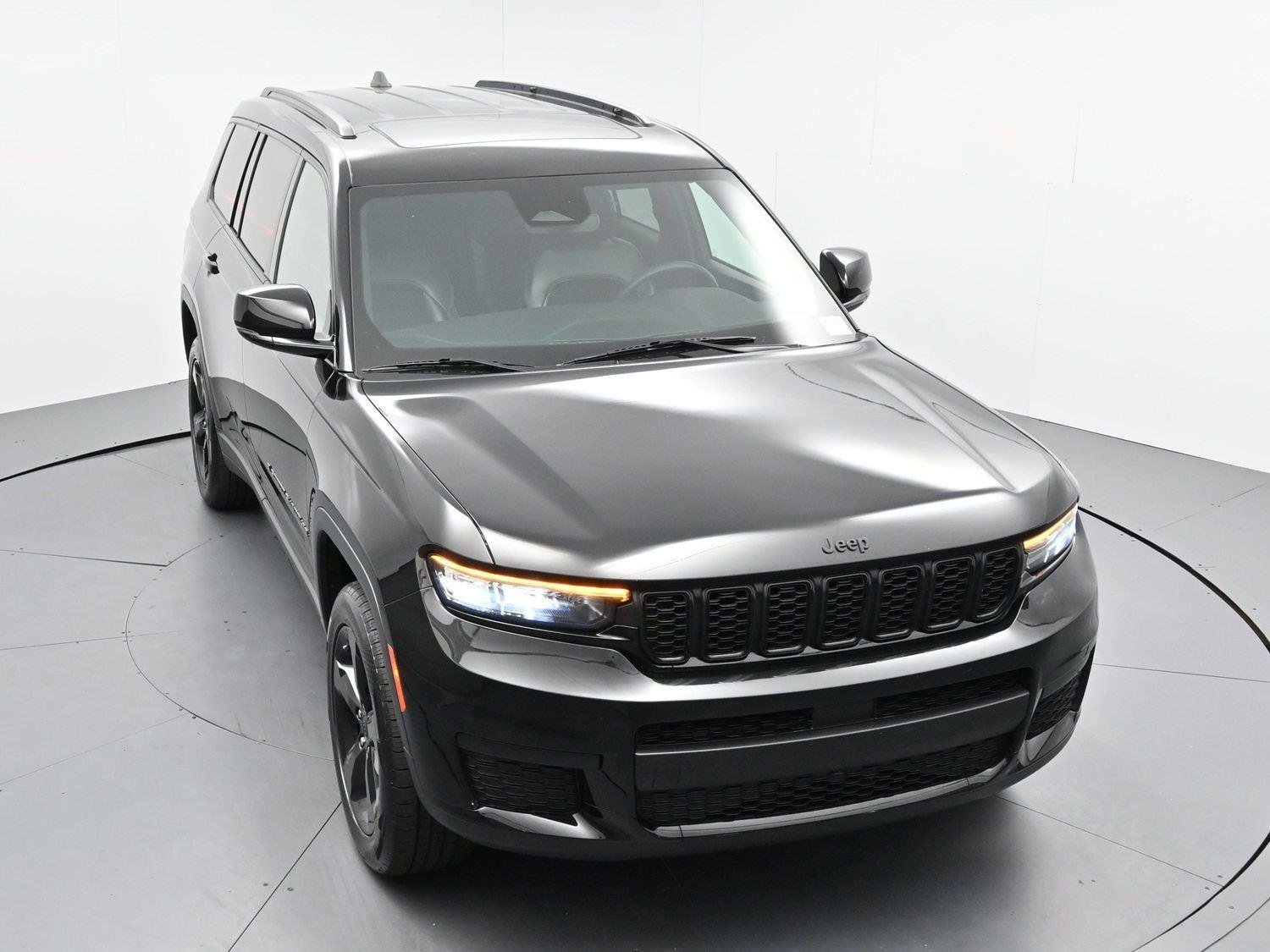 Used 2023 Diamond Black Crystal Pearlcoat Jeep Altitude image 34