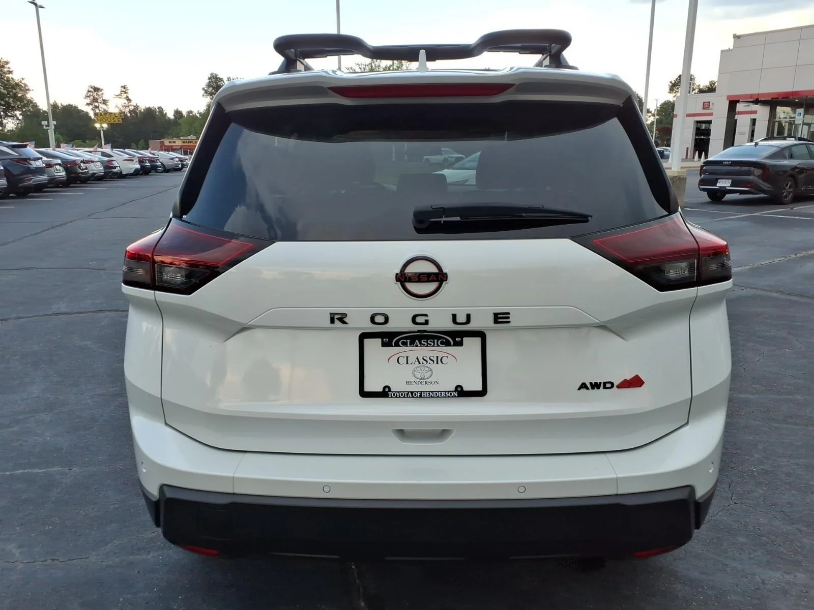 Used 2025 Everest White Pearl Nissan Rock Creek image 9