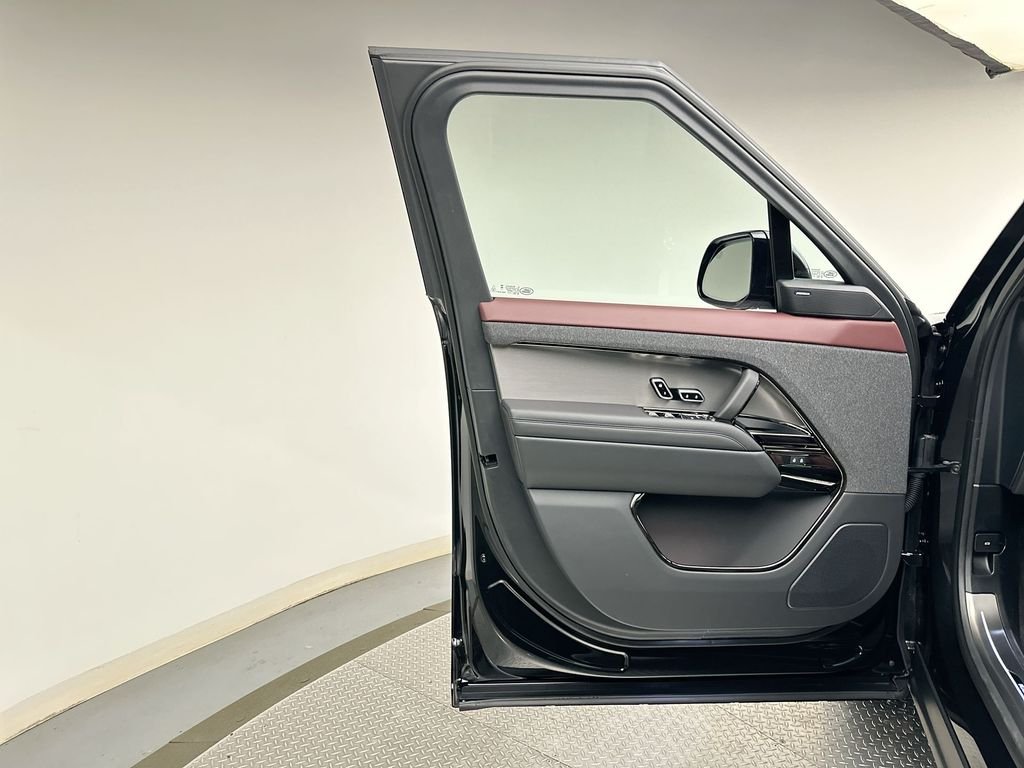New 2026 Santorini Black Metallic Land Rover Dynamic SE image 9