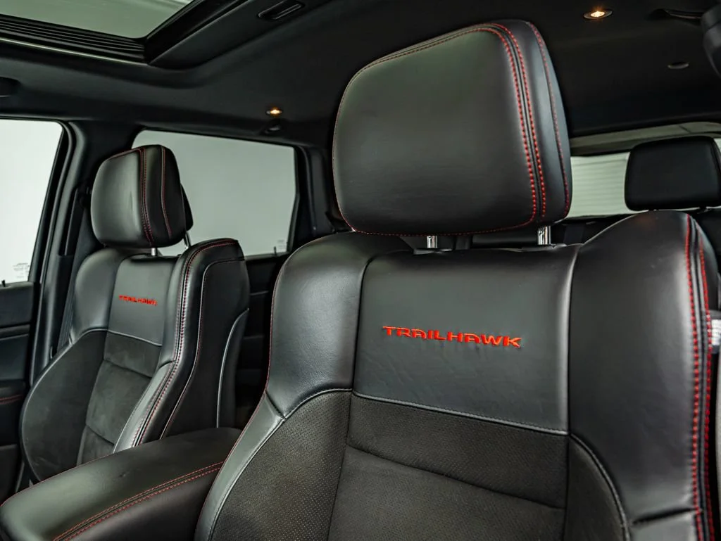 Used 2019 Bright White Clearcoat Jeep Trailhawk image 35
