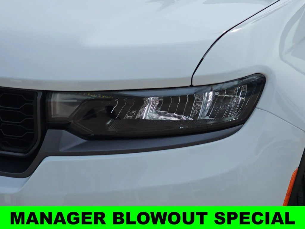New 2026 Bright White Clear-Coat Exterior Paint Jeep Altitude image 34