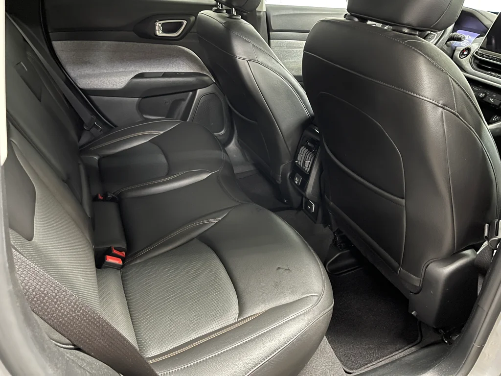 Used 2022 Silver Jeep Latitude Lux image 21