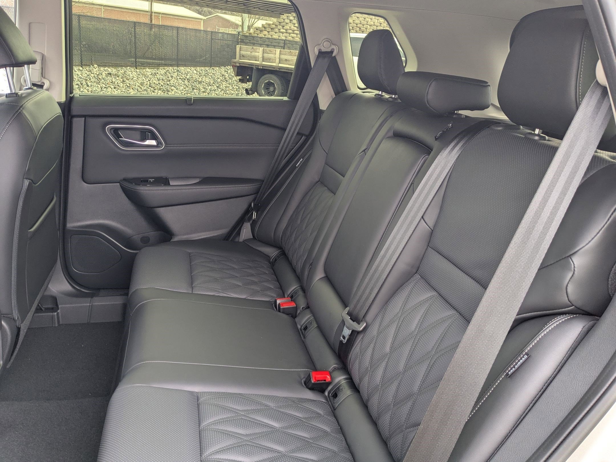 New 2026 Champagne Silver Metallic/Super Black Nissan Platinum image 16