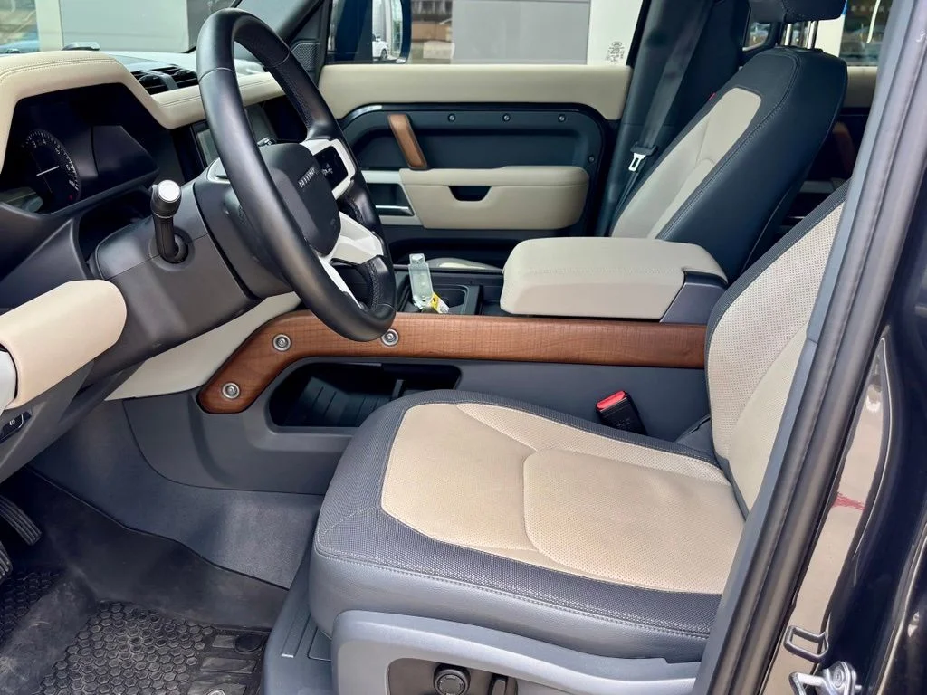 Used 2023 Black Land Rover X-Dynamic SE image 3