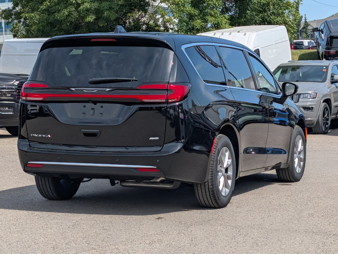 New 2027 Black Chrysler Select - - AWD - 3.6L Pentastar V6 - Adaptive Cruise Control - Blind Spot Monitor & More! image 8