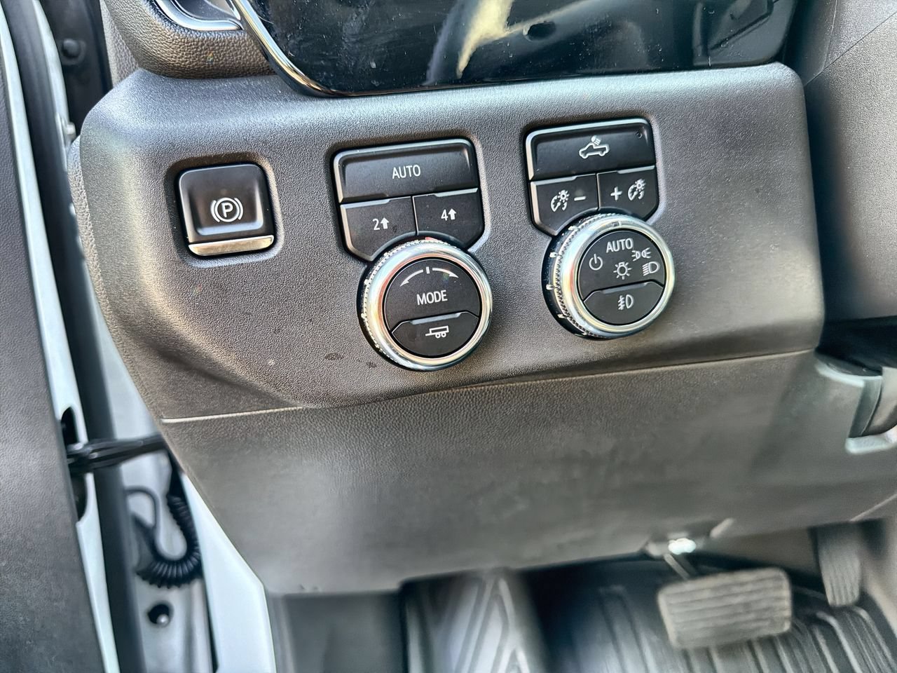 Used 2024 Summit White GMC Elevation image 15