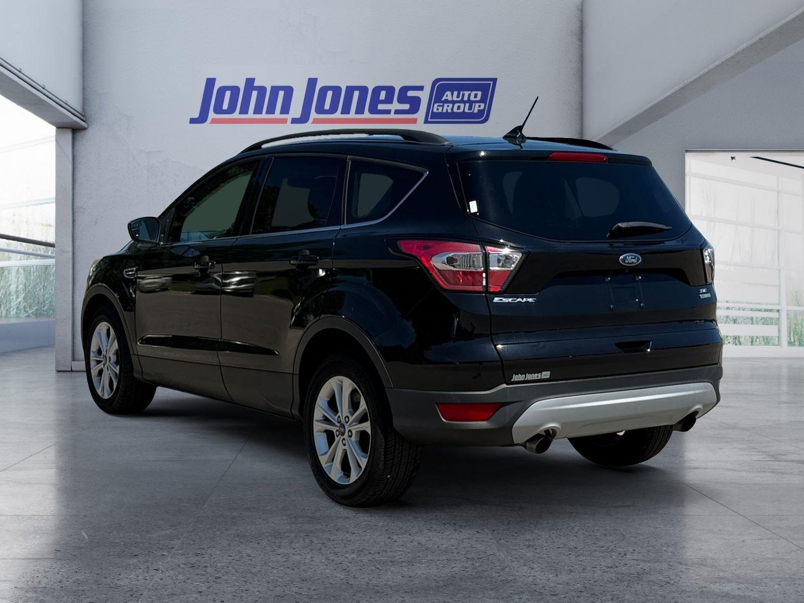 Used 2018 Shadow Black Ford SE image 3