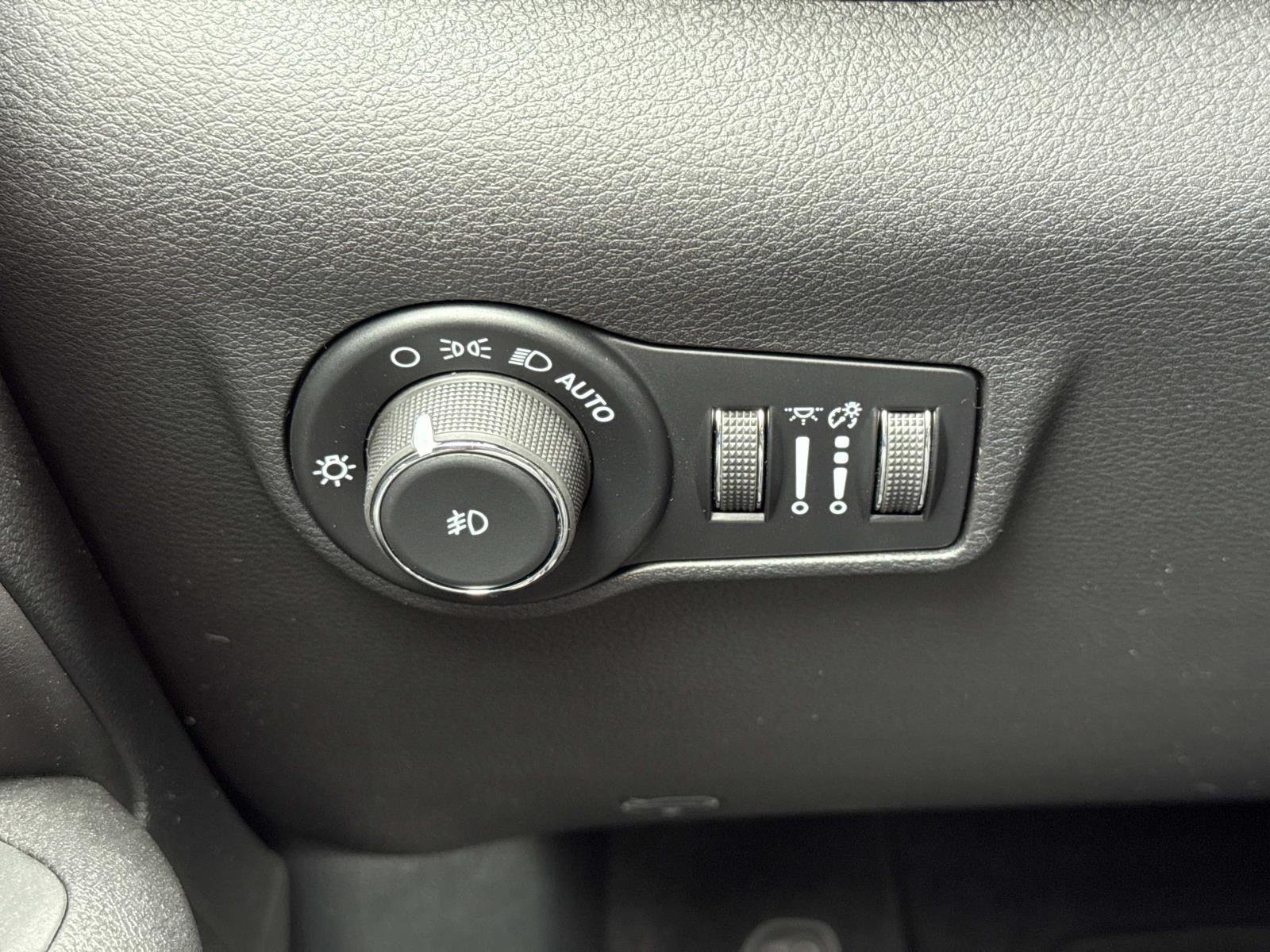 New 2026 Bright White Clearcoat Jeep Latitude Altitude image 12