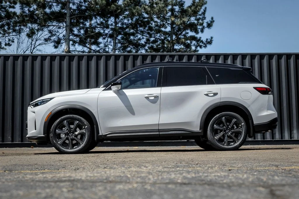 New 2027 2T RAD WHT INFINITI Autograph AWD image 3