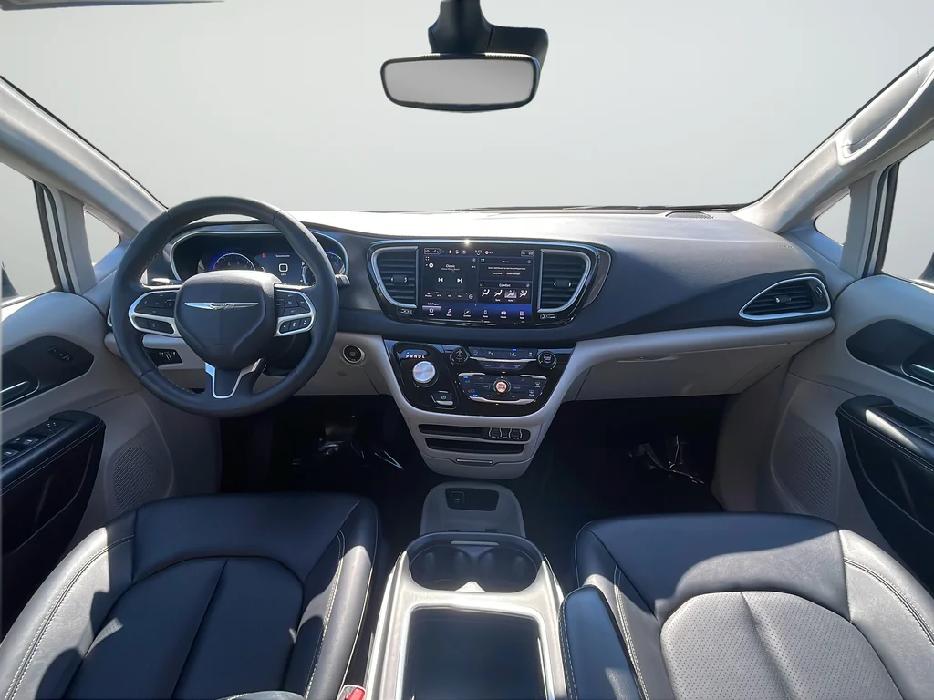 Used 2024 Silver Chrysler Touring L image 9