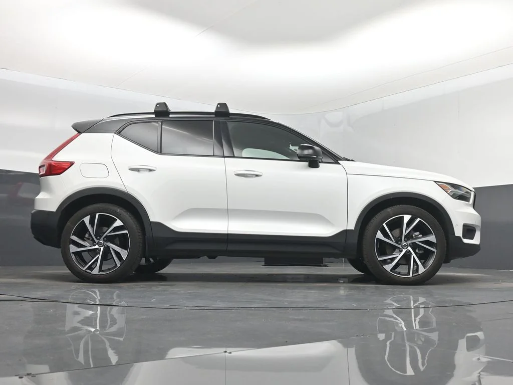 Used 2022 White Volvo R-Design image 16
