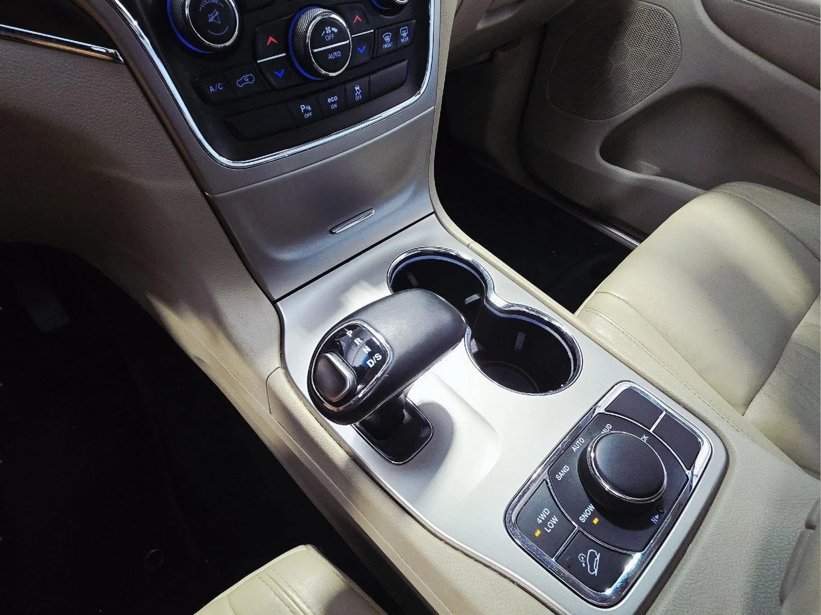 Used 2015 Bright White Clearcoat Jeep Limited image 33
