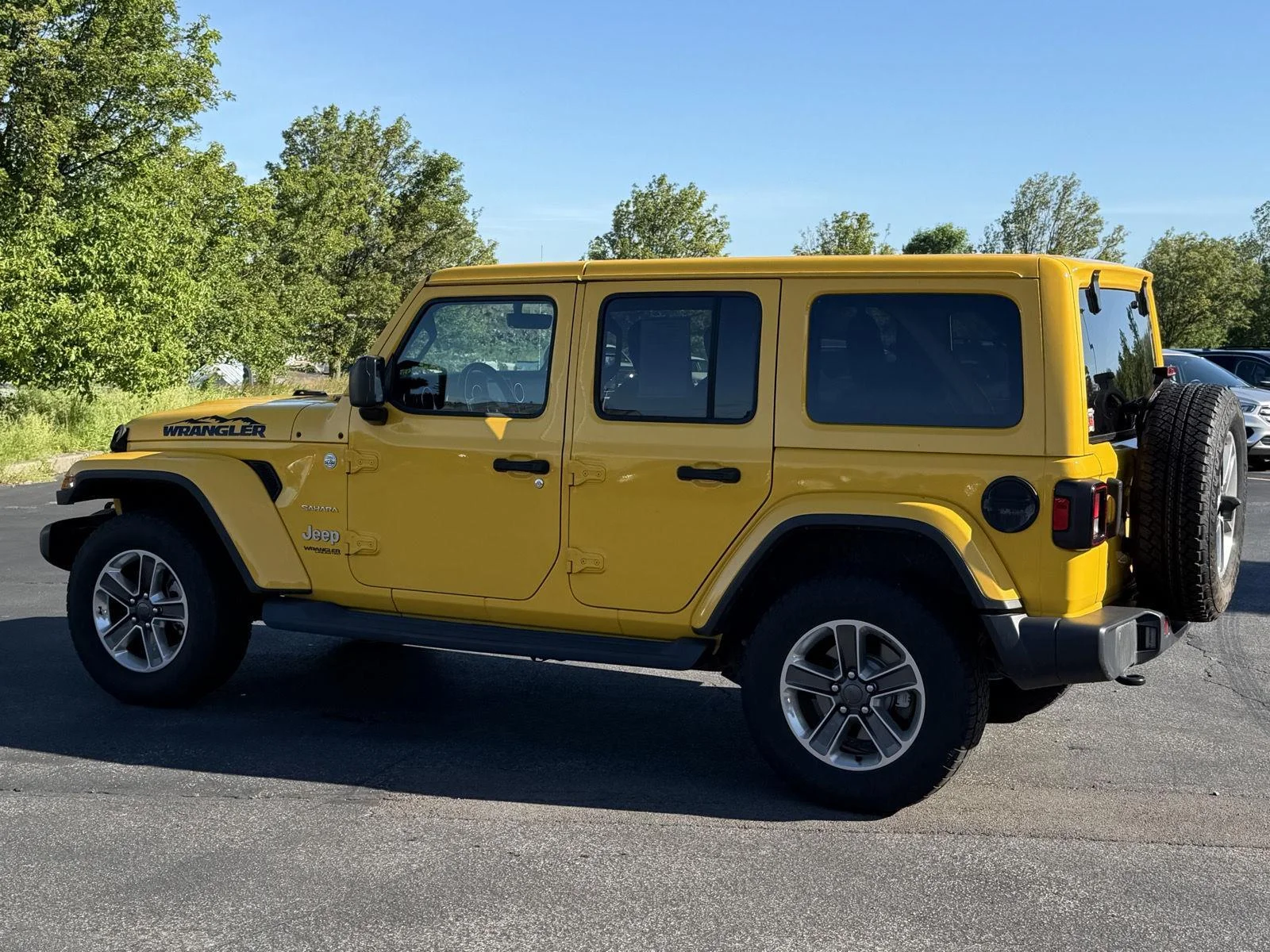 Used 2019 Hellayella Jeep Sahara image 5