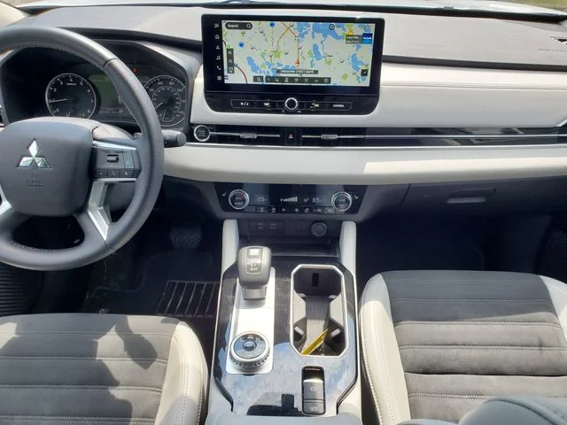 Used 2025  Mitsubishi SE image 8