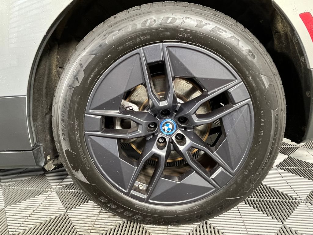 Used 2024 Gray BMW xDrive50 image 15