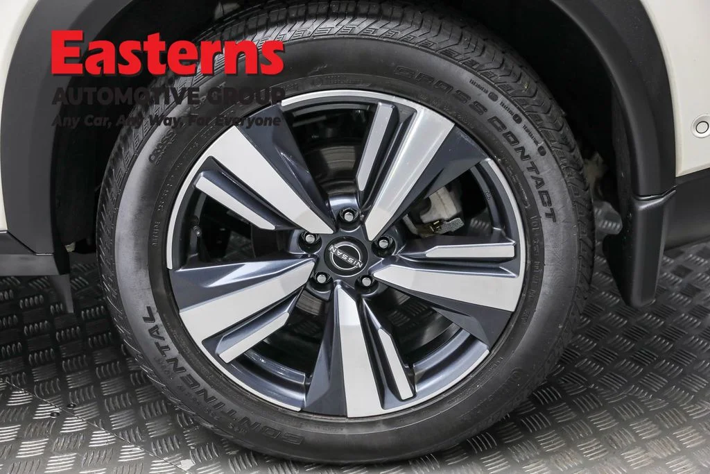 Used 2022 White Nissan SL image 8