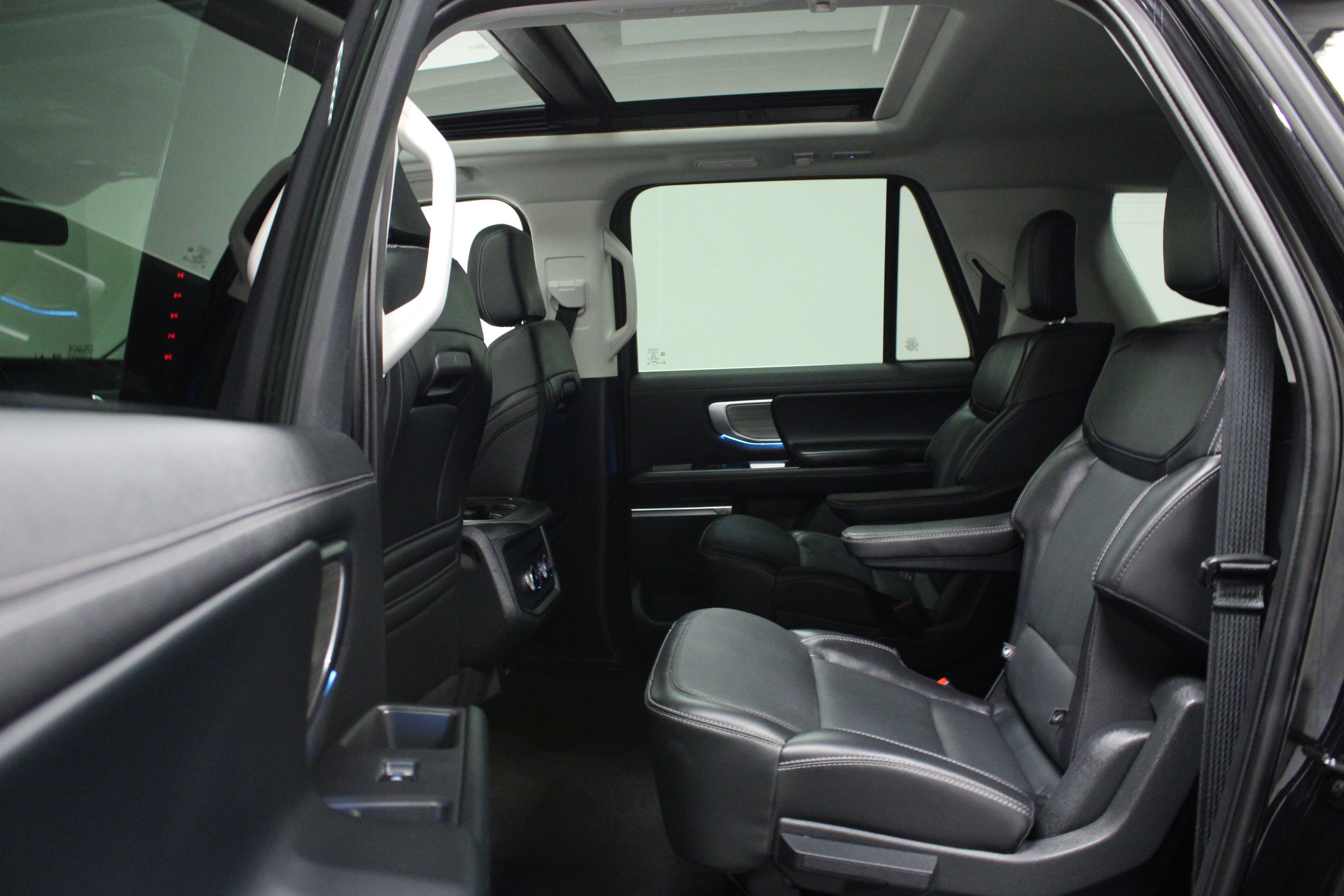 Used 2025 Black Metallic Ford Platinum image 13
