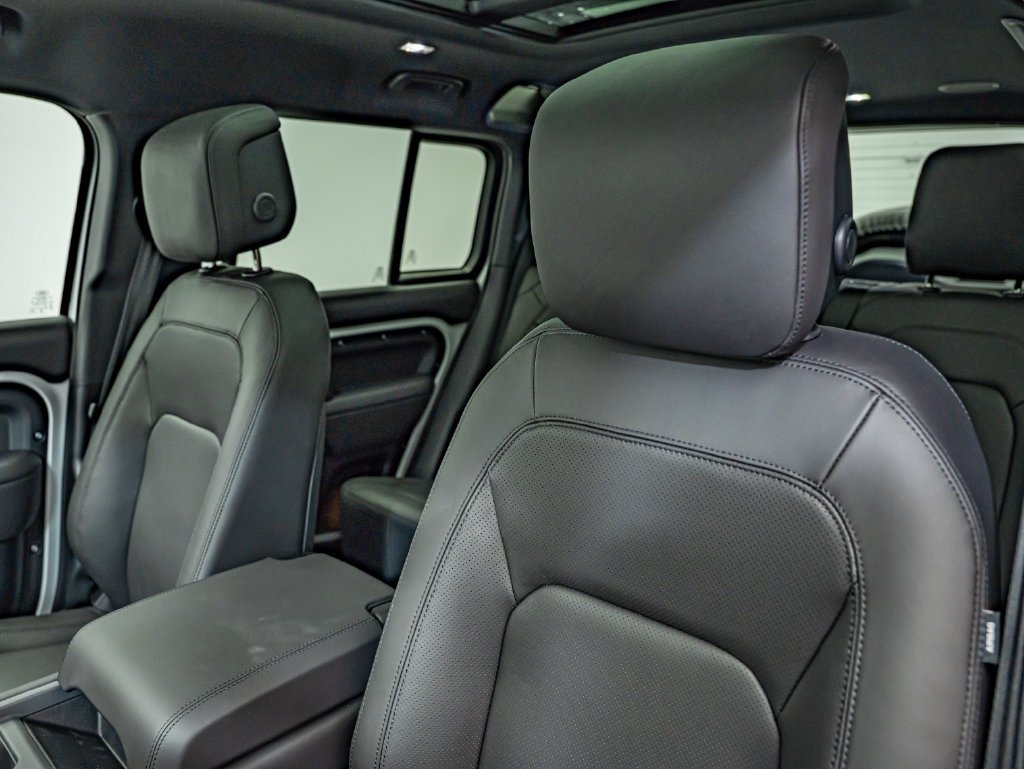New 2026 Fuji White Land Rover X-Dynamic SE image 33