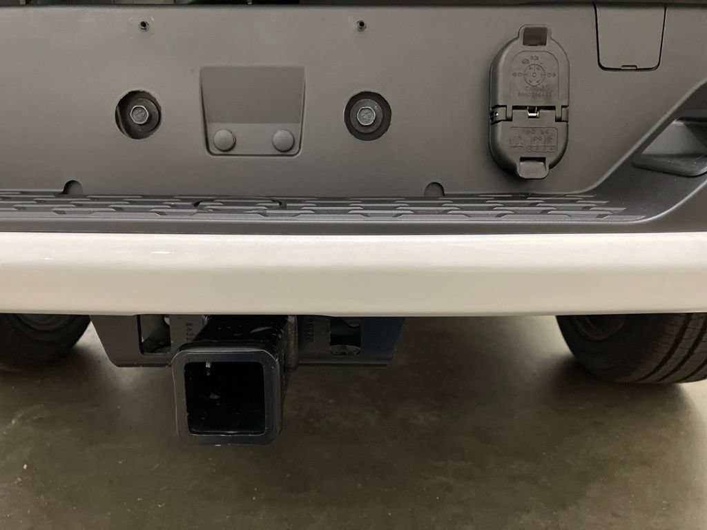 New 2026 Ivory White Tri-Coat Pearl-Coat Exterior Paint RAM Laramie image 29