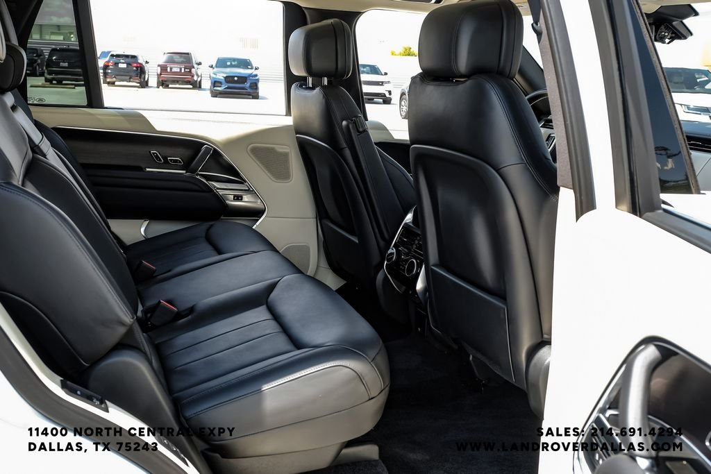Used 2022 White Land Rover SE image 33