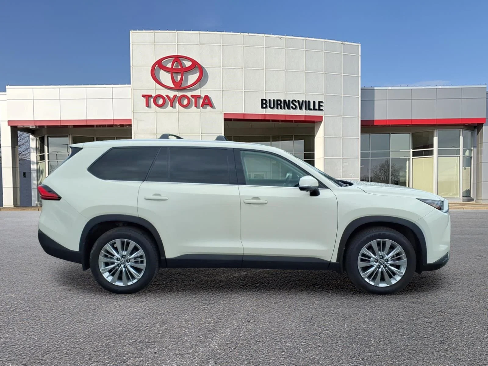 Used 2024 Toyota Grand Highlander Platinum with VIN 5TDAAAB54RS007138 for sale in Burnsville, Minnesota