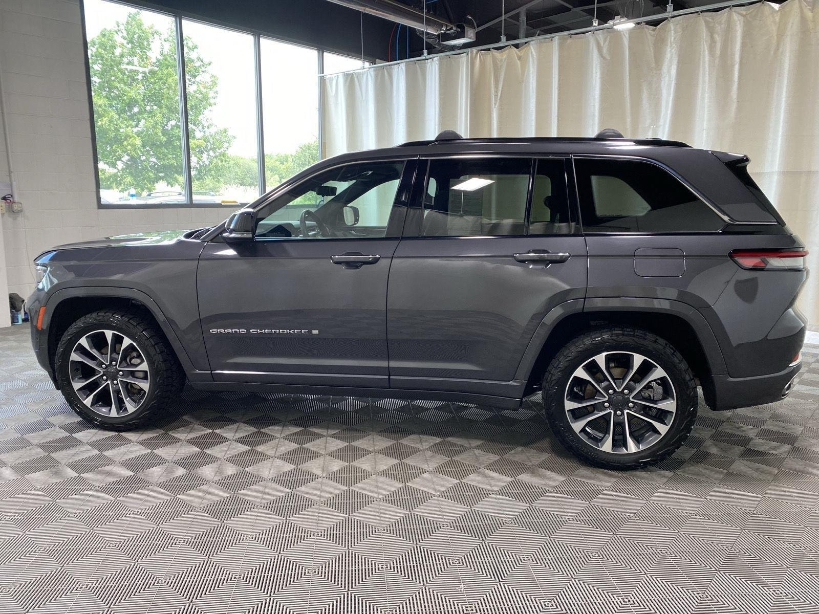 Used 2024 Baltic Gray Metallic Clearcoat Jeep Overland image 7