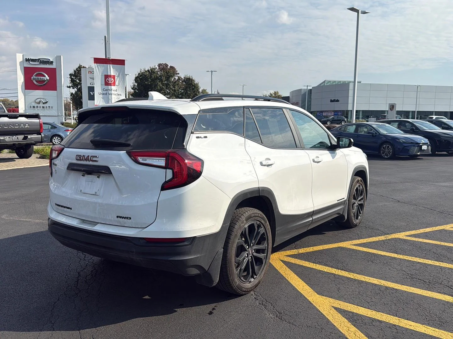 Used 2022 Summit White GMC SLE image 3
