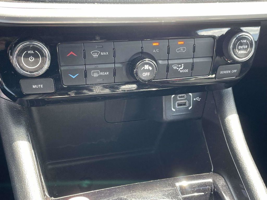 Used 2024 White Jeep Latitude image 17