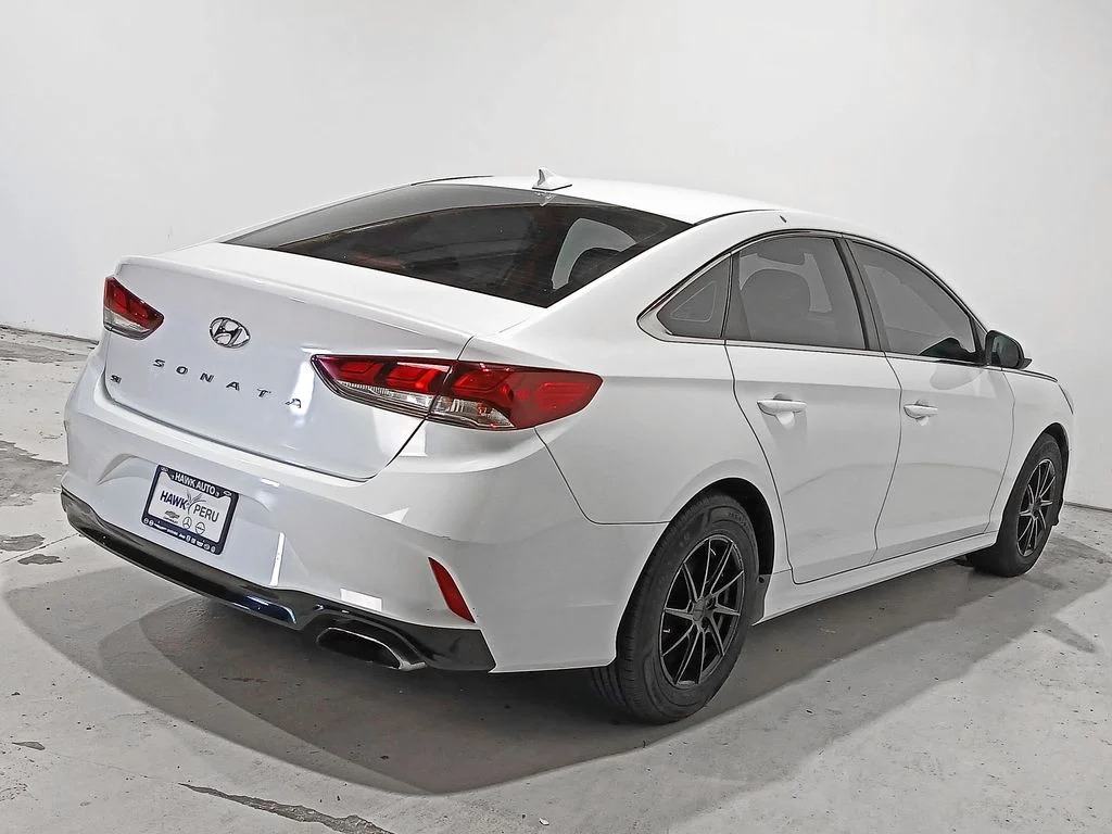 Used 2018 White Hyundai SE image 6