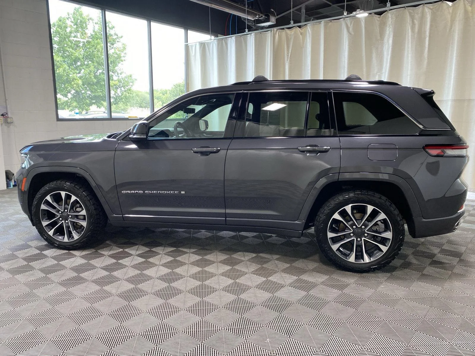 Used 2024 Baltic Gray Metallic Clearcoat Jeep Overland image 7
