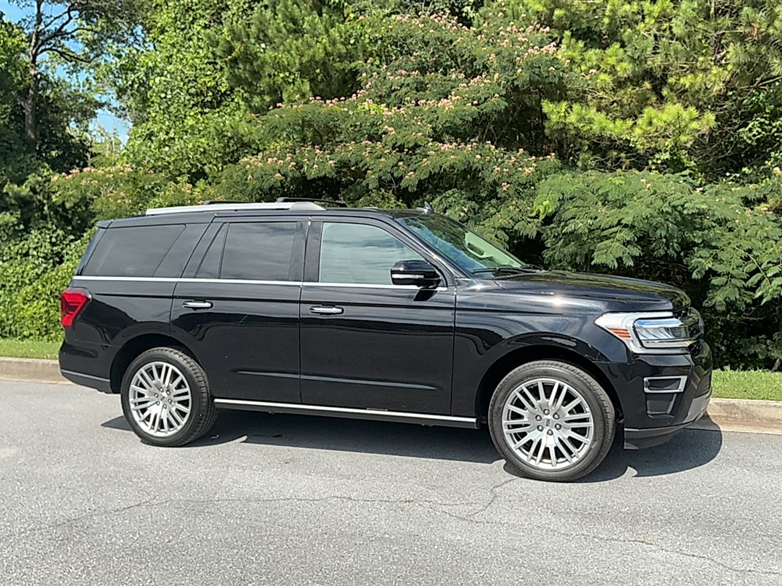 Used 2024  Ford Limited image 1