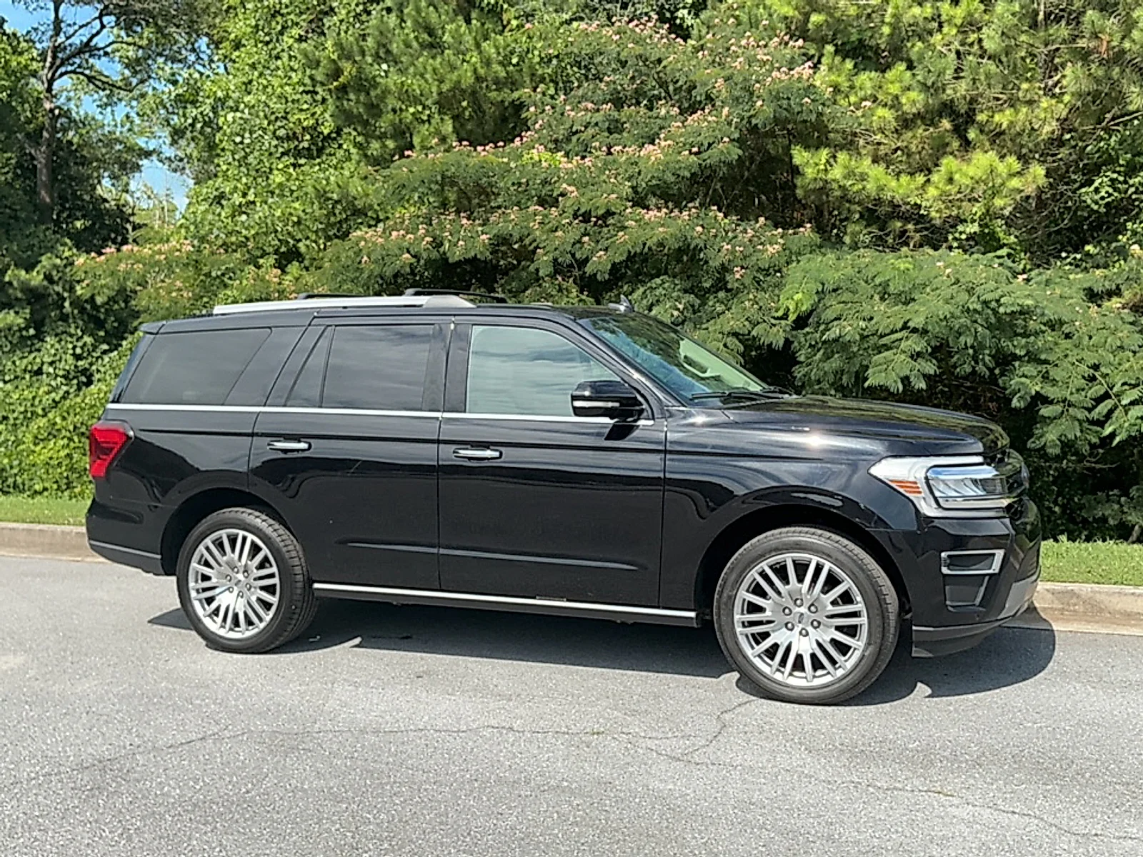 Used 2024  Ford Limited image 1