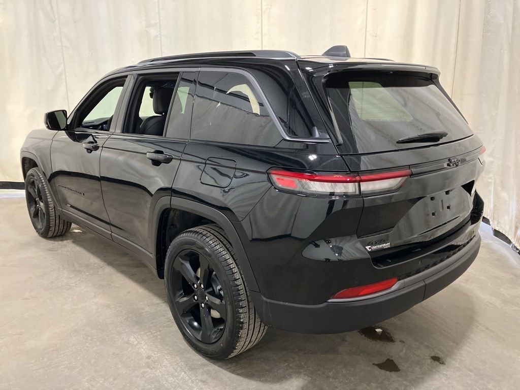 New 2026 Diamond Black Crystal Pearl-Coat Exterior Paint Jeep Limited image 20