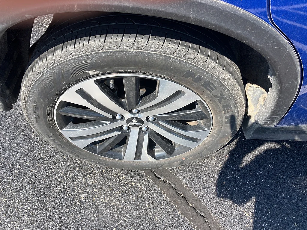Used 2026 Octane Blue Metallic Mitsubishi SE image 4