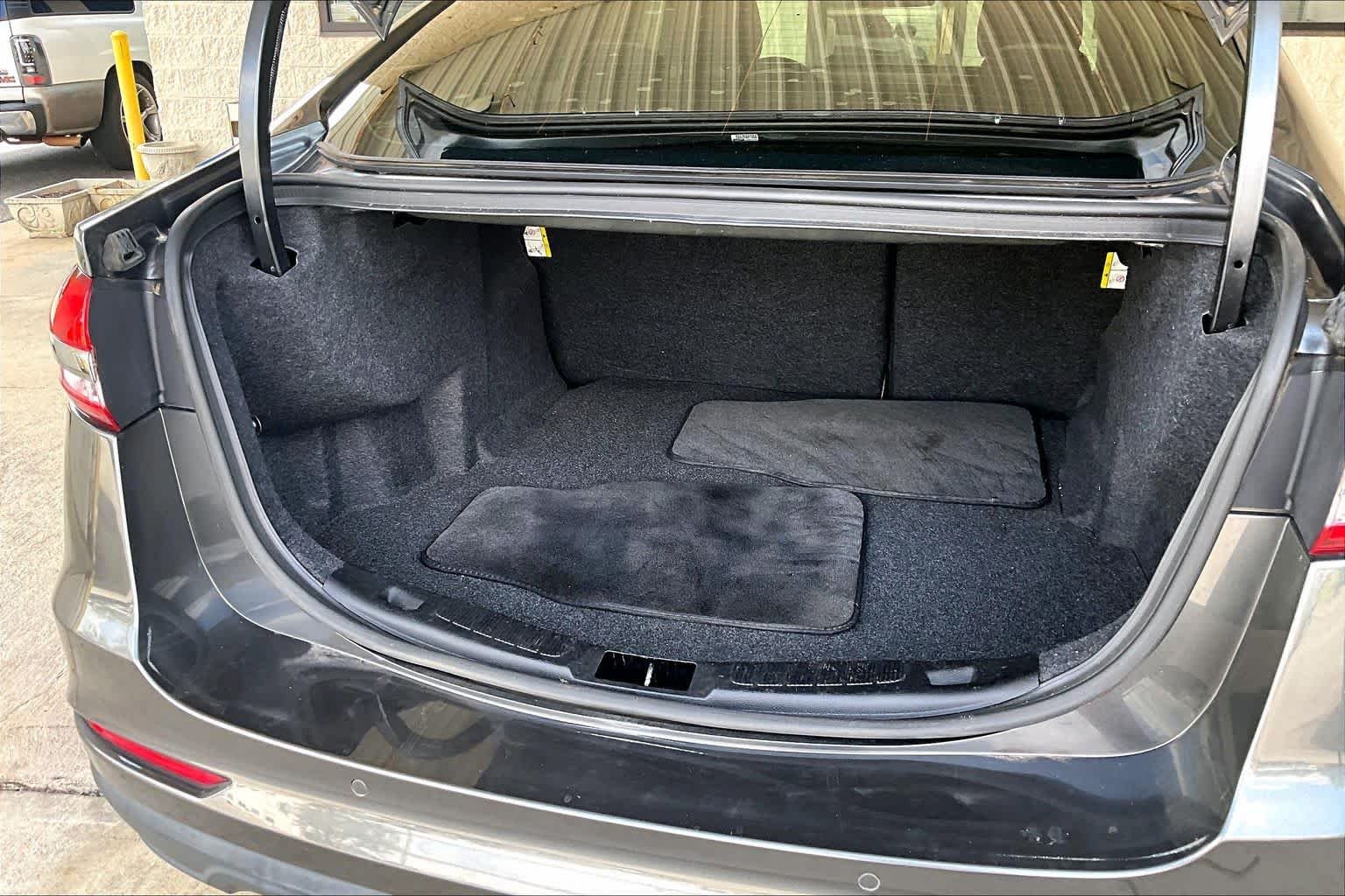 Used 2019 Magnetic Metallic Ford SE image 31