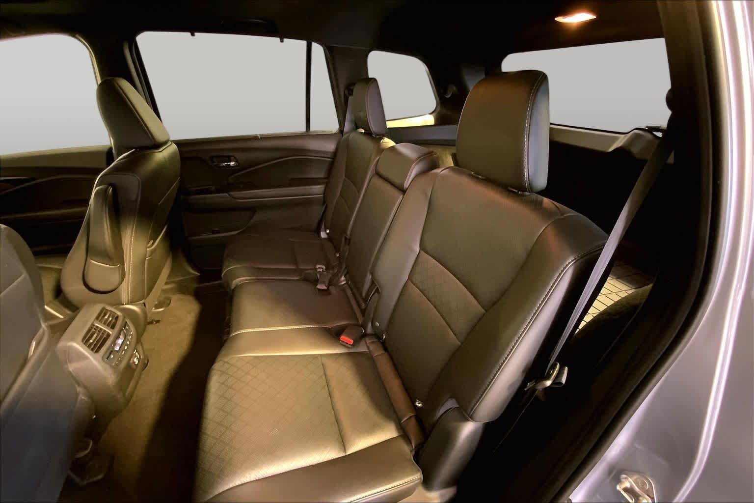 Used 2019 Lunar Silver Metallic Honda Touring image 21