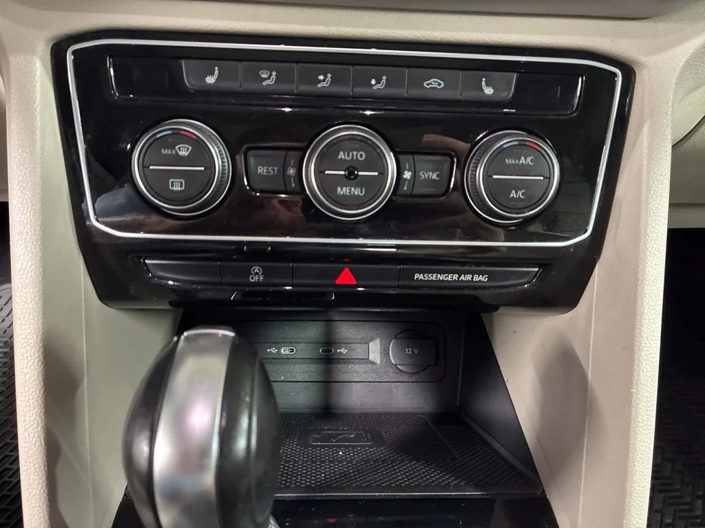 Used 2022 Black Volkswagen 3.6L V6 SE w/Technology image 23
